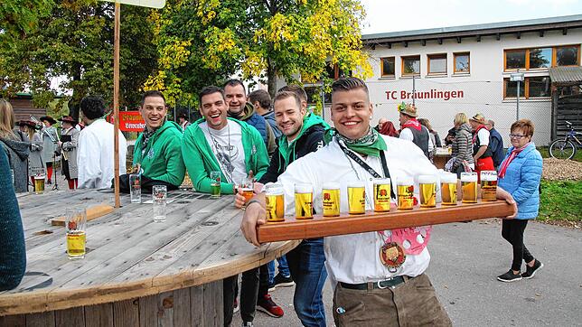 Bild : Wenn es in Bräunlingen keine Kilbig gibt: Der Herbsthock lockte auch viel junge Leute zum Stadion