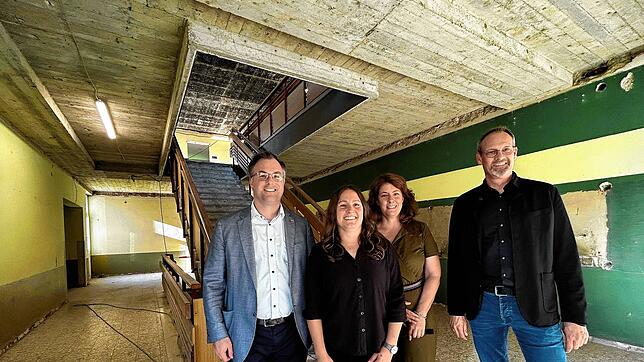 Bürgermeister Ulrich Krieger, Projektleiterin Yvonne Reich, Rektorin der Hebelschule Stefanie Brand und der Architekt Ernesto Preiser ...