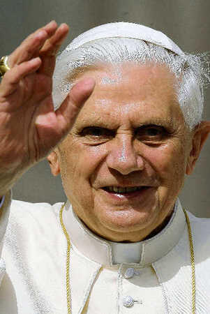 Glauben beide an die Echtheit des Schleiers von Manopello: Pfarrer Josef Läufer und Papst Benedikt XVI.