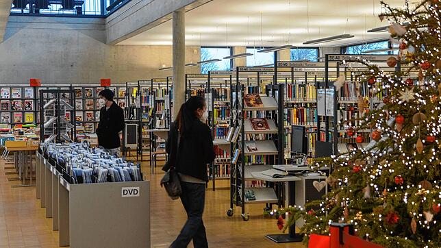Stark abgenommen hat die Zahl der Besucher in der Bibliothek am Bildungszentrum. Die Pandemie lässt aber auch die Zahl der ...