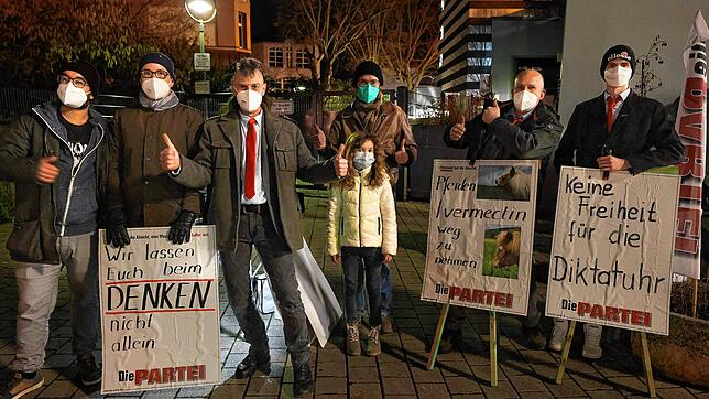 Mitglieder der Satire-Partei Die Partei positionierten sich auf dem René-Moustelon-Platz und zeigten mit ihren Plakaten ihre Meinung.