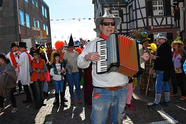 Mit Musik geht alles besser: Dafür sorgt in dieser Szene der fahrende Geselle mit seiner Quetschkommode.