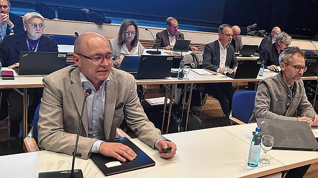 André Saliger (links), Seniorberater und Projektmanager der Firma Diomedes GmbH, erklärte im Verwaltungsausschuss, auf welchen ...