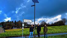 Das Bild zeigt (von links) Projektleiter Thomas Sauter (Energienatur), Bürgermeister Michael Schmitt und Patrick Kratt vom Bauamt der ...
