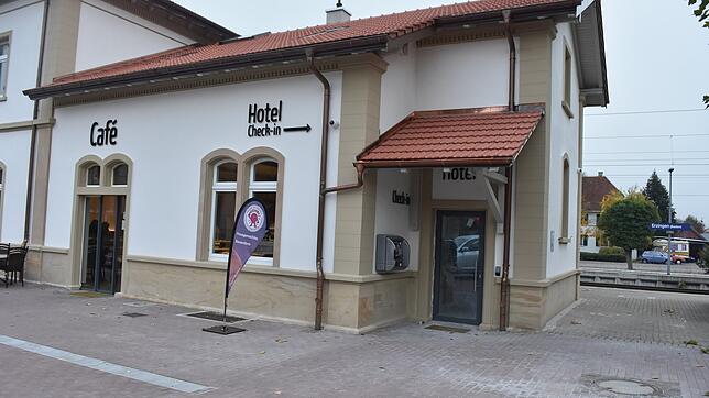 Im westlichen Teil des ehemaligen Erzinger Bahnhofsgebäudes ist eine Bäckerei untergebracht und ein Hotelbereich mit zwölf Doppelzimmern ...