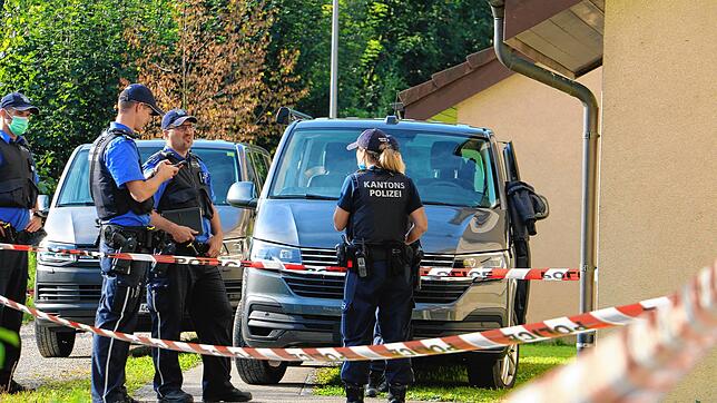 An der Grubenstrasse in Frick ermittelt die Kapo aufgrund zweier Leichen in einer Wohnung