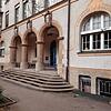 Der Eingang der Theodor-Heuss-Realschule. Kommunalpolitiker wollen sie schließen, um mehr Gemeinschaftsschüler aufnehmen zu können. Nun ...