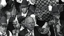 Landes-Umweltminister Erwin Vetter (unten Mitte) kam trotz Absage der Narrengerichtsverhandlung im Jahr 1991 dann 1992 als Beklagter ...