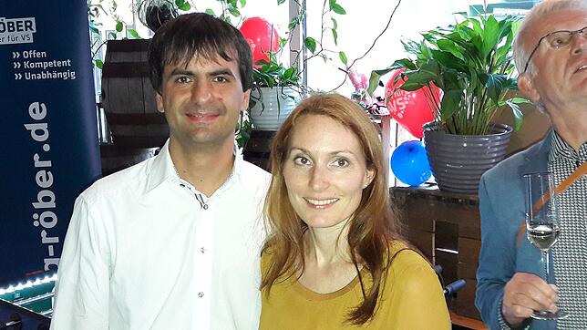 Zwischen Hoffen und Bangen: Jörg Röber und seine Frau Christine Röber-Nägele bei der Wahlparty im Gerber-Eck. Bild: Gerhard Hauser