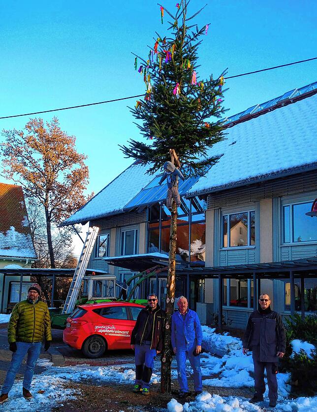 Narrenbaum steht: Fast unbemerkt steht auf dem Ühlinger Kirchplatz vor dem Rathaus der Narrenbaum, der zuvor noch als Weihnachtsbaum ...