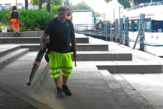 Stefan Zankl reinigt mit einem Laubbläser die Treppen am Landungsplatz