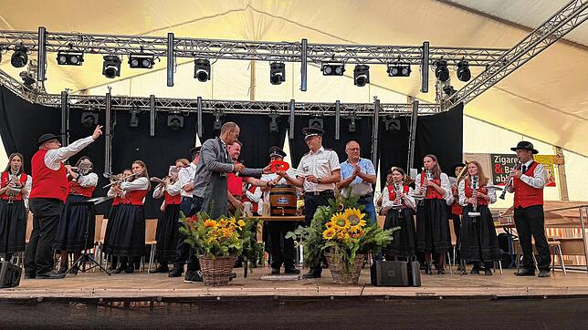 Bürgermeister Jörg Frey (links) übergibt vor Musikern an Kommandant Georg Schilli den Schlüssel des neuen Fahrzeugs. Fotos: Felix Huber