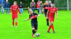 Feste Größe: Oliver Maier (Mitte) ist mit seiner Erfahrung wichtig für die junge Elf des Bezirksliga-Aufsteigers SG Weilheim/Gurtweil.