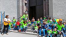 Das 50-jährige Bestehen des Kindergartens St. Johann wird gefeiert. Nach dem Gottesdienst präsentieren sich die Kleinen mit ihren ...