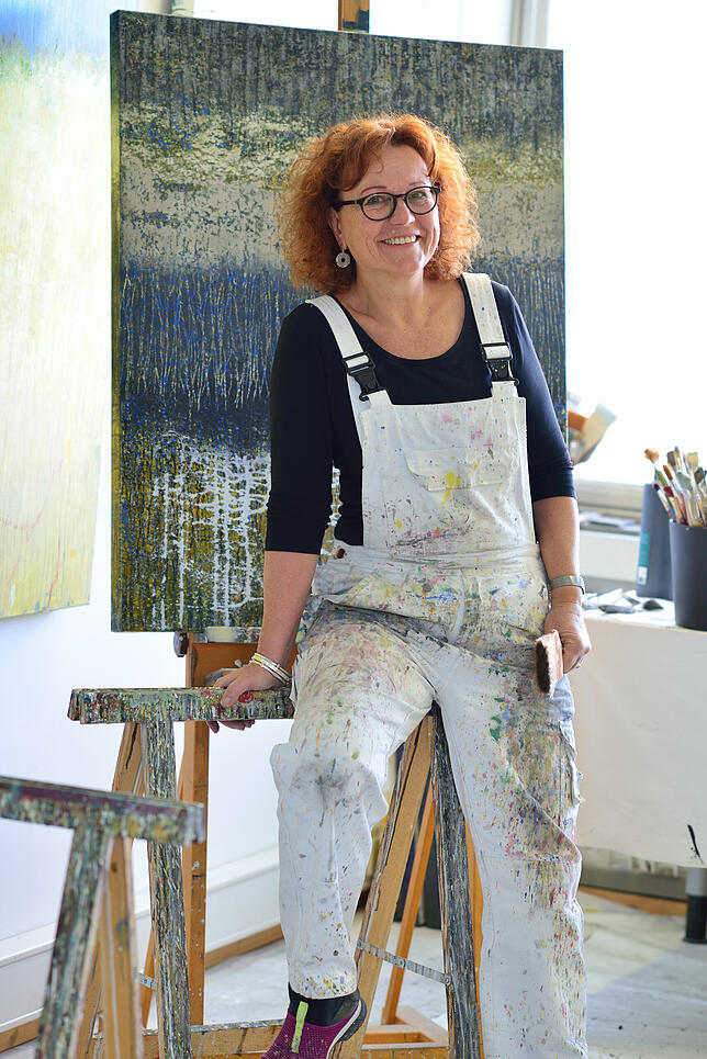 „Niemandsland“ ist der Titel der Ausstellung von Liz Marder-Etspüler aus Hohentengen-Günzgen, hier in ihrem neuen Atelier in ...