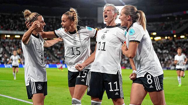 Deutschlands Alexandra Popp (2.vr) bejubelt ihr Tor zum 2:1 mit Svenja Huth (l-r), Giulia Gwinn und Sydney Lohmann.