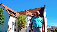 2020 Joachim Schweitzer vor dem Kelnhof-Museum. Das stattliche Gebäude war einst Sitz des Verwalters der Besitzungen des Klosters ...