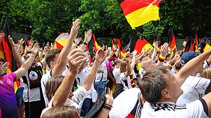 Bild : Die besten Bilder: Fan-Party vor dem EM-Kracher gegen Spanien