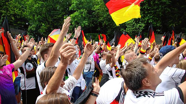 Bild : Die besten Bilder: Fan-Party vor dem EM-Kracher gegen Spanien