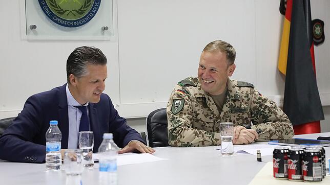 Thorsten Frei (links) trifft im Irak Oberst Christian von Blumröder.