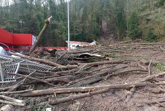 Jede Menge Schlamm und Holz: So sah es am Tag nach dem Erdrutsch rund um den Thomas Philipps Markt aus.