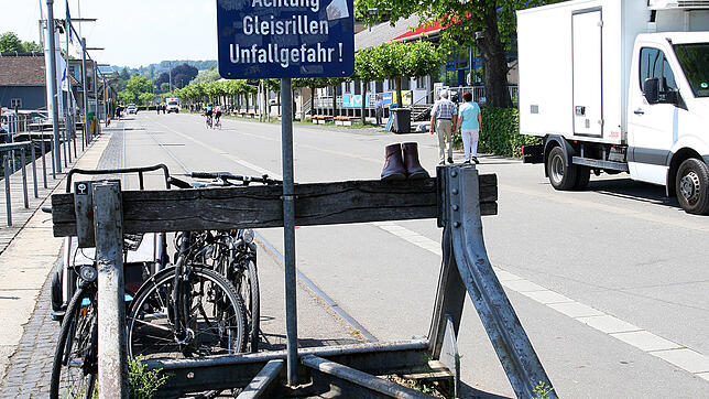 Ein Schild weist auf die Unfallgefahr wegen der Gleisrillen in der Hafenstraße hin. Dennoch gibt es immer wieder Unfälle, wie ...