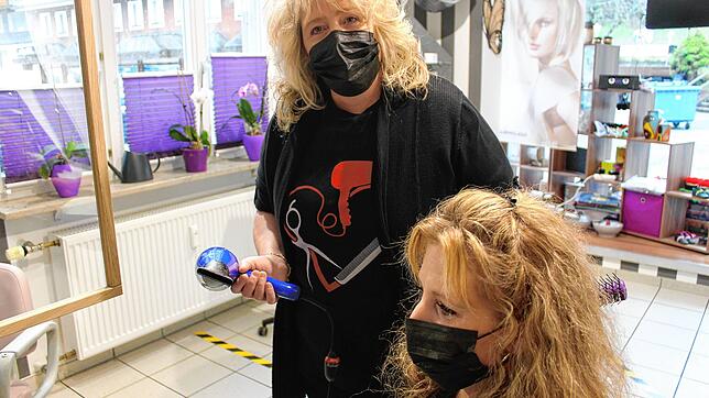 Waschen, schneiden, föhnen nur mit Mundschutz: Auch im Friseursalon von Friseurmeisterin Doris Skerjanc (links) in Höchenschwand ...