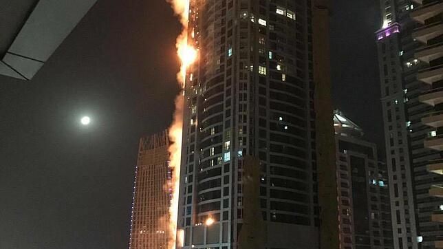 Flammen und Rauch dringen am 04.08.2017 aus dem Hochhaus «The Torch» in Dubai (Vereinigte Arabische Emirate). In einem der höchsten ...