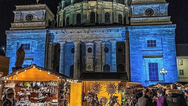 Ein imposanter Anblick: der illuminierte St. Blasier Dom als Kulisse für den Weihnachtsmarkt auf dem Domplatz.