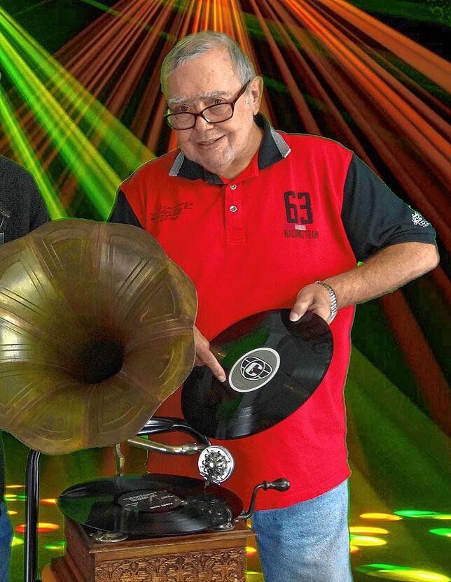 Gusty Hufschmid zeigt mit einer neuen Form seiner &bdquo;Oldie Night&ldquo;, dass auch mit Abstand ordentlich gefeiert werden kann.
