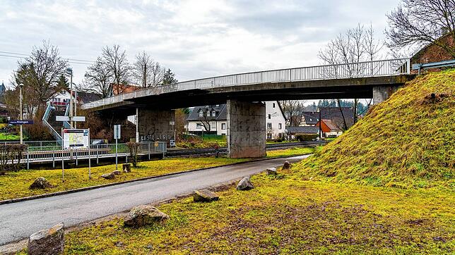 Die Mühlenbrücke über die Bahnlinie im Ortsteil Klengen ist sanierungsbedürftig und soll neu gebaut werden.