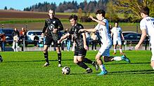 Der SV Aasen (Paul Hall, am Ball) hat sich mit einem späten Siegtreffer 2:1 gegen die SG Kirchen-Hausen (Jonathan Raus) durchgesetzt.