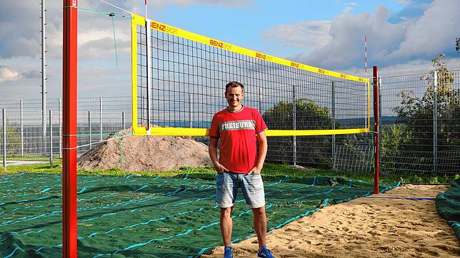 Tobias Hummler zeigt mit Freude den multifunktionalen Beach-Volleyballplatz. Die ausgebreiteten Netze schützen den hochwertigen ...
