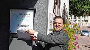 Florian Merz, seit 2022 Hauptamtsleiter der Stadt Furtwangen, wirft am Samstag seine Bewerbungsunterlagen für die Bürgermeisterwahl in ...