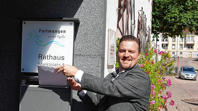 Florian Merz, seit 2022 Hauptamtsleiter der Stadt Furtwangen, wirft am Samstag seine Bewerbungsunterlagen für die Bürgermeisterwahl in ...