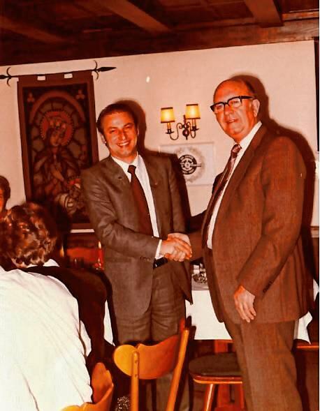 Prägende Figuren des Autohauses Stächelin: Der langjährige Werkstattmeister Herbert Kromer (links) mit Erich Stächelin Senior im Jahr 1991.