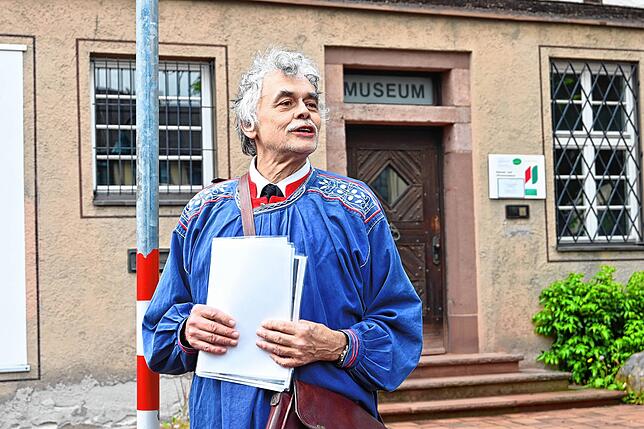Stadtführer Hans Martin Weber erzählt vor dem Heimatmuseum von der bewegten Geschichte des Muslenplatzes als &bdquo;altes Herz&ldquo; ...