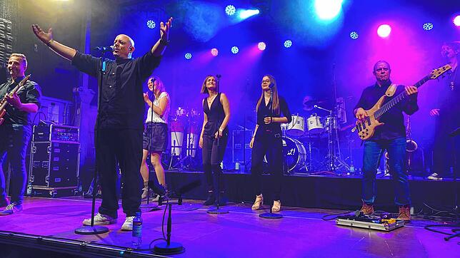 Am Freitag spielte die Freiburger &bdquo;Rock &sbquo;n&lsquo; Roll Sensation TTR&ldquo;. Auch kam es zur Weltpremiere der Tribute Band ...