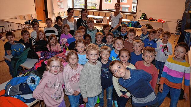 Schüler der Grundschule Leimbach freuen sich auf das Stück in der Stadthalle. Gleich führen die Protagonistinnen und Puppenspielerinnen ...