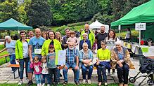 Bei der Auszeichnung der Ferienwohnung Brentenholz als neuer Naturpark-Partner freuten sich auch Familie und Freunde mit Nadja Weißer. ...