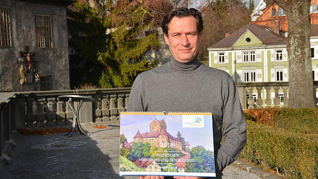 Michael Dörr, Vorsitzender des Meersburger Kulturvereins, präsentiert den neuen Kunstkalender.