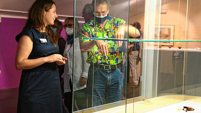 Patrizia Solombrino mit einem Besucher der Ausstellung &bdquo;Wunderkammer&ldquo; im September, als im Aargau noch keine Maskenpflicht ...
