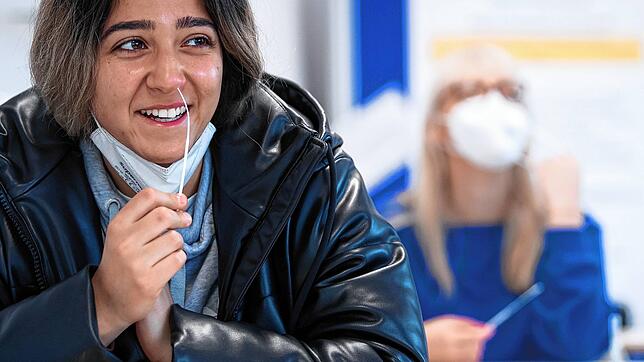 Bald müssen sich Schüler drei Mal in der Woche testen lassen, wenn es sich dabei um Antigentests handelt. Nicht immunisierte Lehrer ...