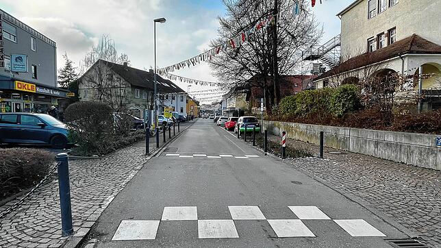 Die fastnächtlich geschmückte Allensbacher Straße in Dettingen. Hier kam es in einer Besenwirtschaft zu einem gewalttätigen Angriff.