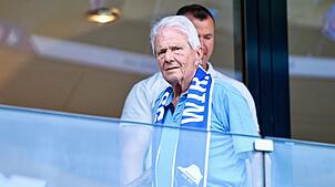 Mäzen Dietmar Hopp schaut in der Arena zu.