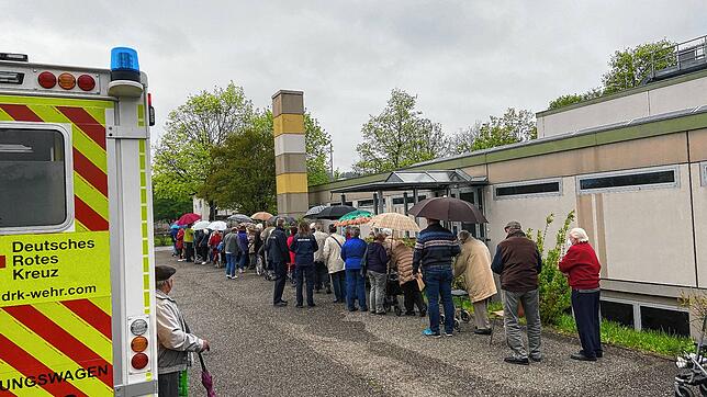 Senioren warten sehr lange vor der Wallbacher Halle auf ihren Impftermin.