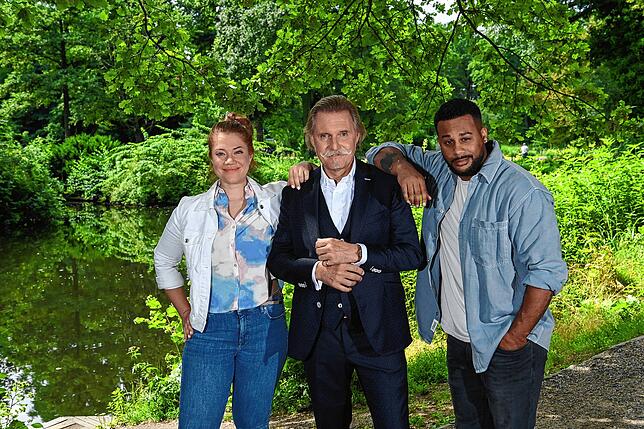 Ingo Lenßen (Mitte) mit Jessica Mechergui und Marvin Ahmed-Johnson am Rande der Dreharbeiten zu „Lenßen übernimmt“. 2023 wurde die Serie ...