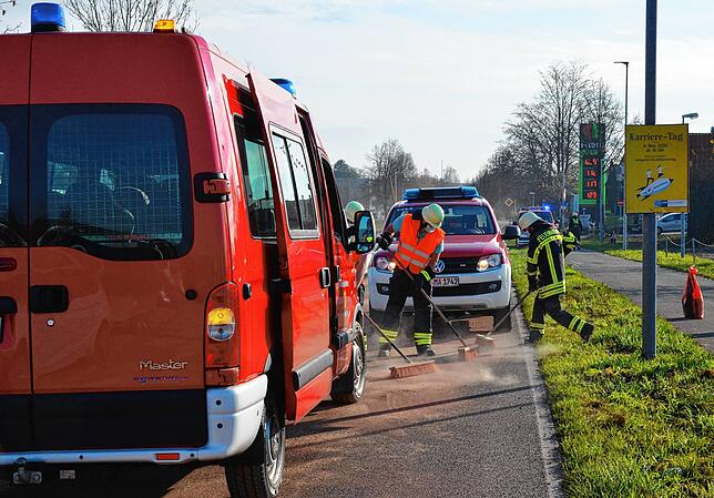 Insgesamt 18 Einsatzkräfte und fünf Fahrzeuge waren am Montagvormittag im Einsatz gegen eine Ölspur.