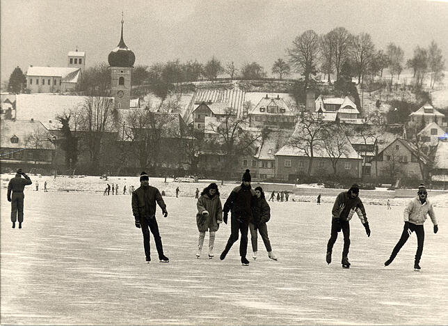 Schlittschuhläufer im Winter 1987 vor dem verschneiten Allensbach.