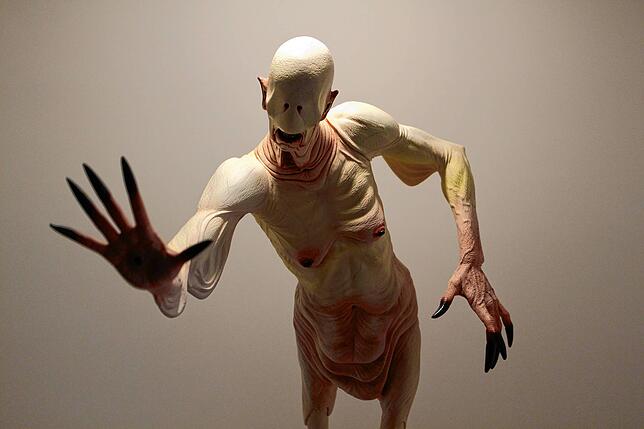 Diese Figur wird als Pale Man (engl.: bleicher Mann) bezeichnet. Das Wesen kommt in dem Film &bdquo;Pan&lsquo;s Labyrinth&ldquo; vor.